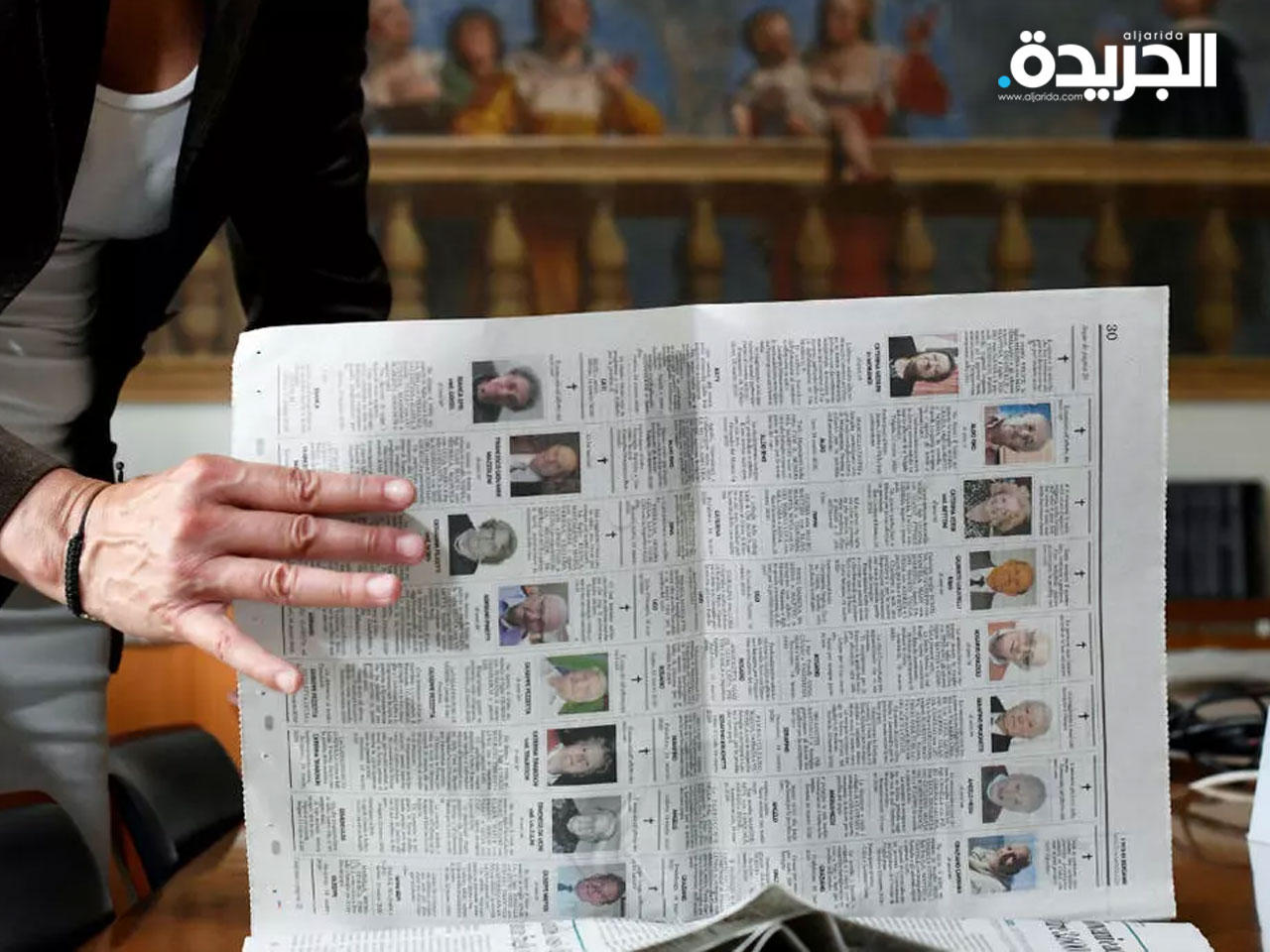 احد الصحف الايطالية وقد امتلأت بصور الضحايا خلال ذورة انتشار الوباء