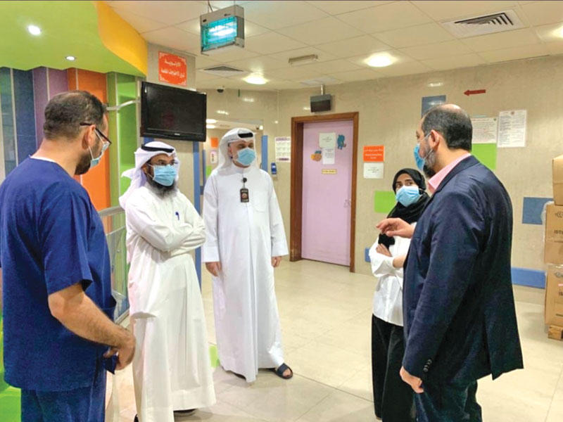 وكيل وزارة الصحة المساعد للشؤون الفنية د. عبدالرحمن المطيري مستمعاً لشرح من د. هاشم الهاشمي