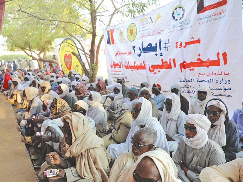 مجموعة من الطامحين للاستفادة من مخيمات «إبصار»، لعلاج مرضى العيون