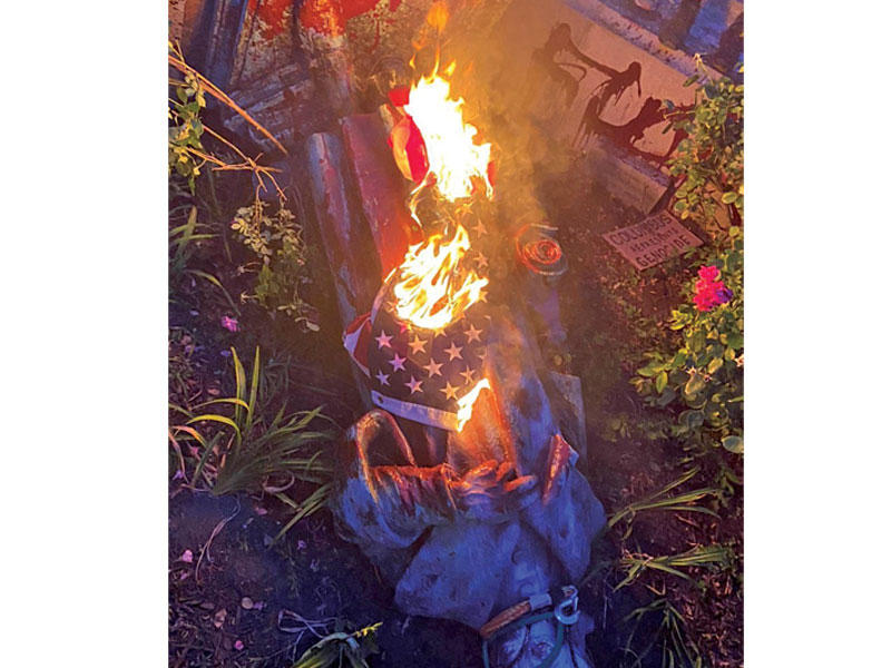 محتجون يحرقون تمثال كولومبوس في ريتشموند قبل رميه في بحيرة أمس الأول (رويترز)