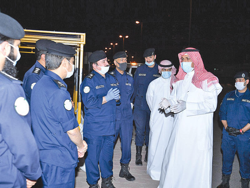  محافظ حولي الشيخ أحمد النواف خلال جولة بمنطقة حولي