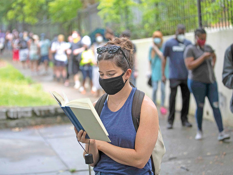 الناخبون في طوابير طويلة بسبب تعطل آلات التصويت