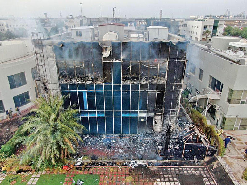 واجهة المبنى بعد إخماد الحريق