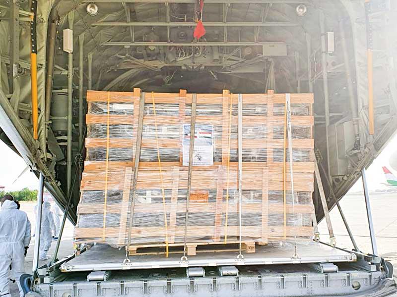 جانب من المساعدات خلال تحميلها