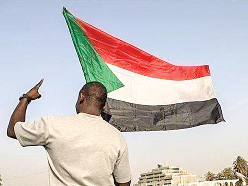 أحد أنصار نظام الرئيس السابق عمر البشير المطالبين بإسقاط الحكومة 