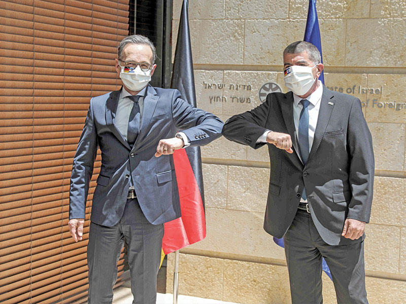 «مصافحة كورونا» بين غابي أشكينازي وهايكو ماس في القدس أمس            (ا ف ب)