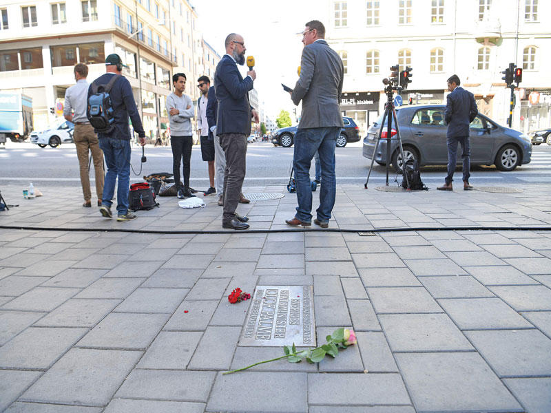 يتم وضع الزهور في المكان حيث تم إطلاق النار على رئيس الوزراء السويدي أولوف بالمه