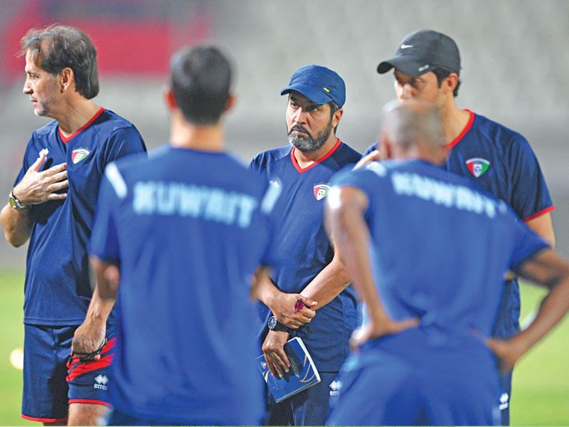 ثامر عناد مدرب المنتخب والجهاز المساعد في تدريب سابق