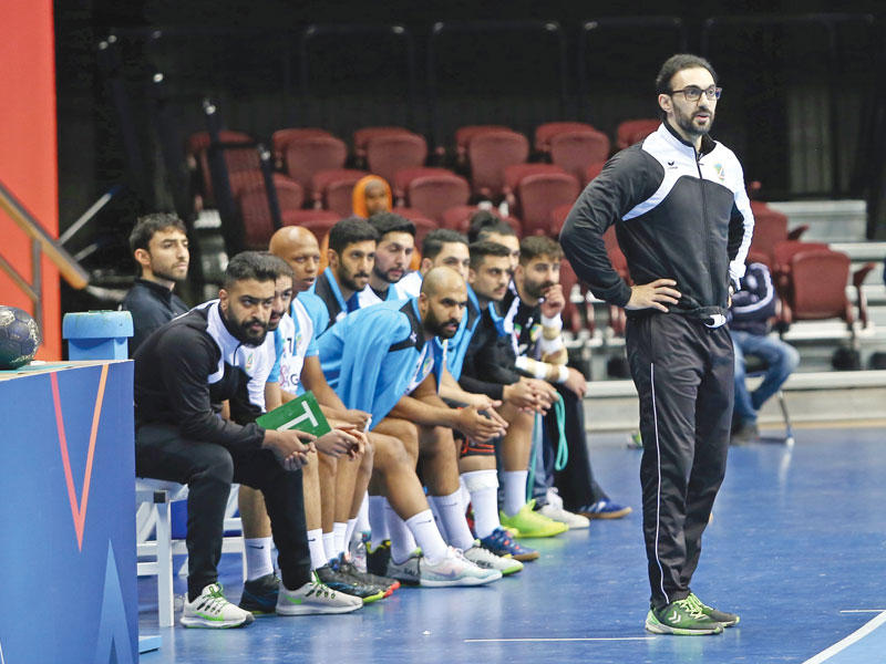 مدرب الفريق الأول لكرة اليد بنادي السالمية الوطني أحمد فولاذ يوجه اللاعبين في لقاء سابق