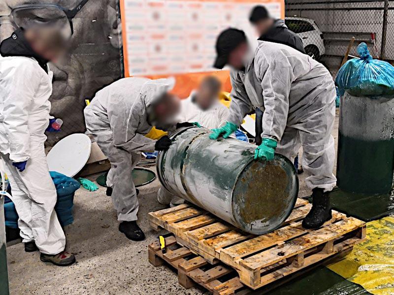 السلطات البولندية تضبط كمية قياسية من الكوكايين تقدر قيمتها بنحو 770 مليون دولار مخبأة في براميل «لب الأناناس المجلد» مستوردة من الإكوادور، عبر ألمانيا