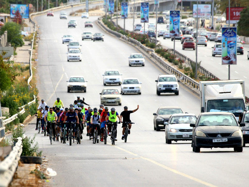 مجموعة من راكبي الدراجات يتدربون على طريق في العاصمة الليبية طرابلس