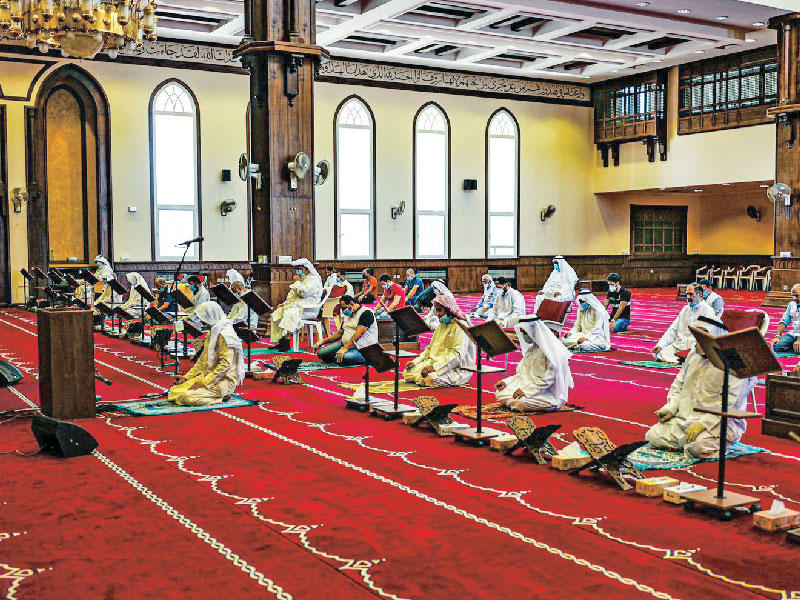  المصلون بمسجد الميلم في منطقة العديلية في لوحة بديعة وروح إيمانية. (عدسة عبدالمجيد الشطي)n