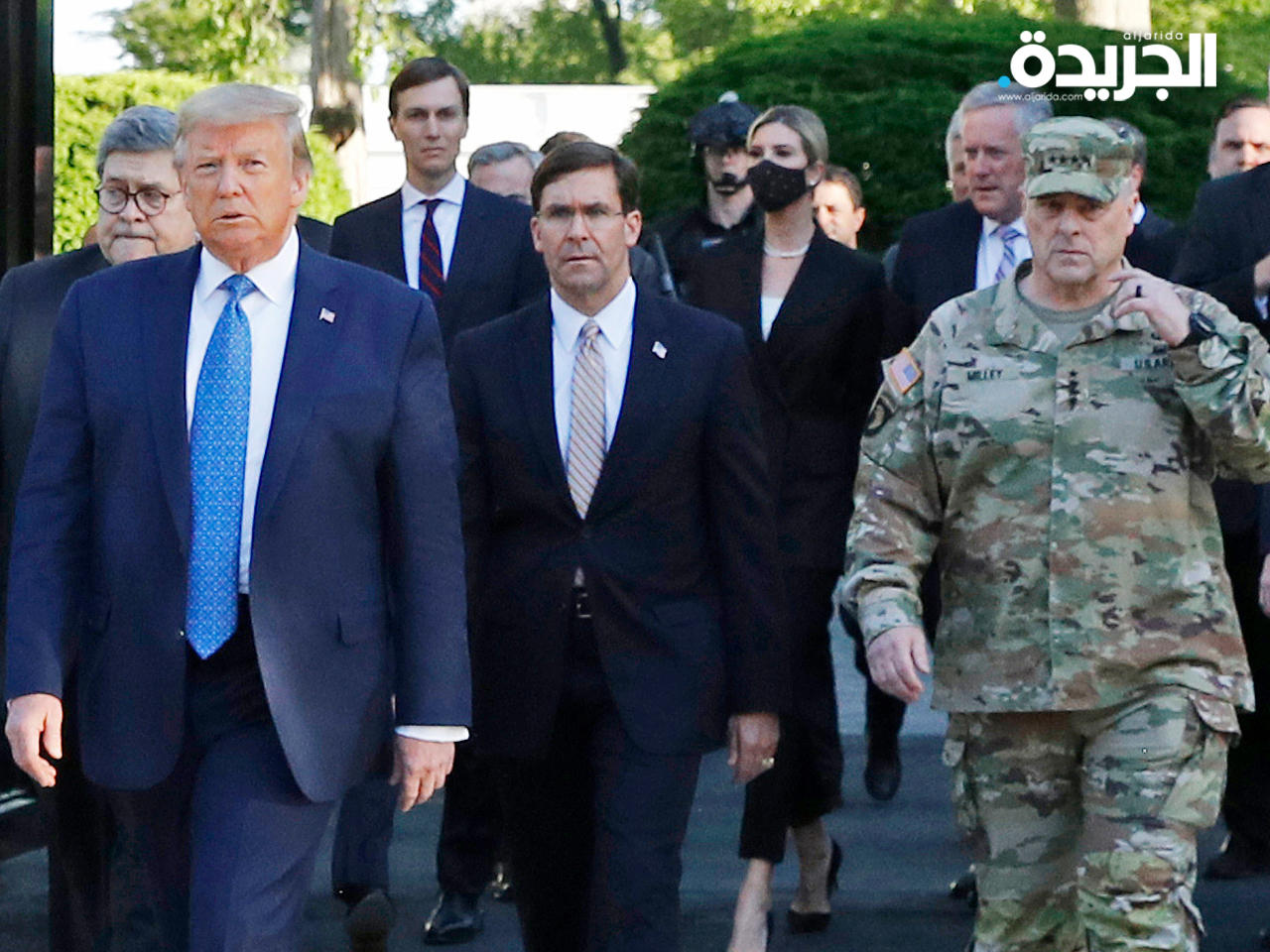 مارك ميلي بجانب الرئيس الاميركي 