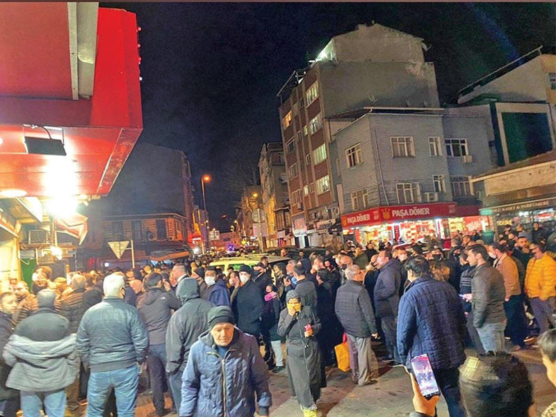  تدافع الناس في إسطنبول بعد قرار الإغلاق المفاجئ لشراء المؤن أربك الحكومة