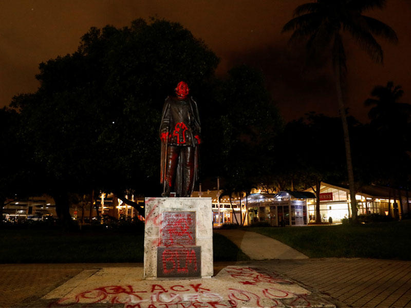 تمثال لكولومبوس تعرض للتخريب في ميامي أمس الأول t(رويترز)