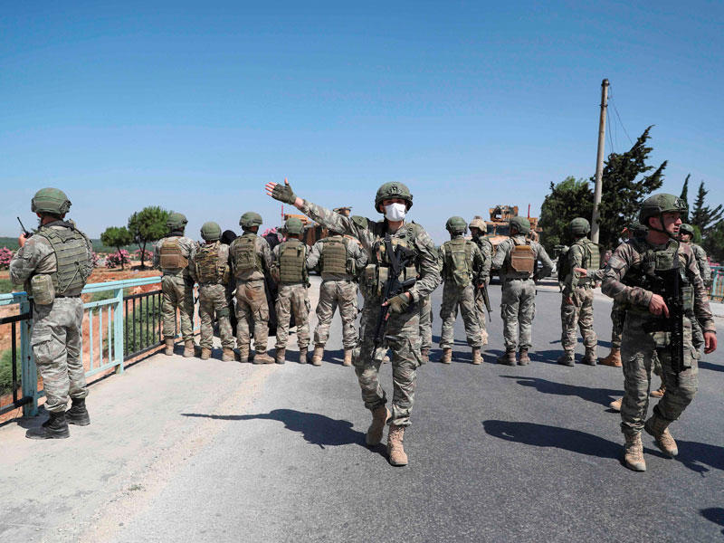 جنود أتراك على جسر فوق على طريق حلب ــــ اللاذقية «M4» أمس الأول (ا ف ب)