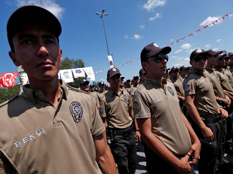 عناصر من حراس الليل الذين يتجولون داخل الأحياء في تركيا 