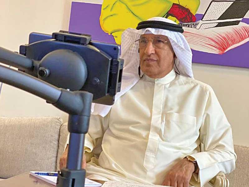 المدير العام لمعهد سعود الناصر الدبلوماسي السفير عبدالعزيز الشارخ  متحدثاً في اجتماع  لبحث تأثير جائحة كورونا على التدريب الدبلوماسي