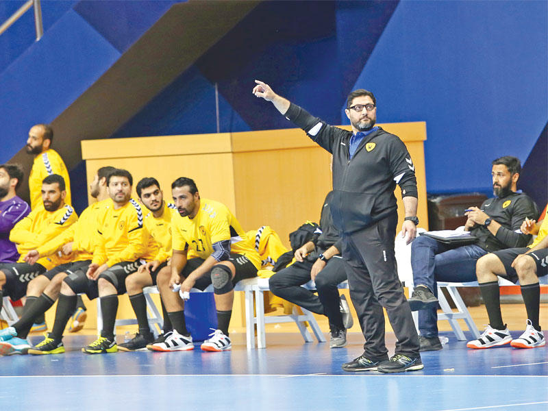  دعبس مدرب كرة يد القادسية يوجه اللاعبين