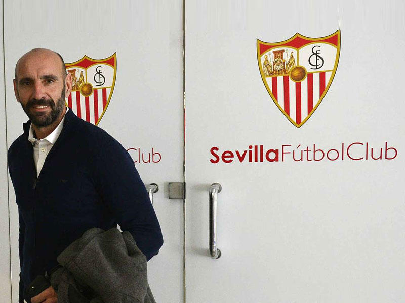 المدير الرياضي لنادي أشبيلية الإسباني  رامون فيرديغو (مونشي)