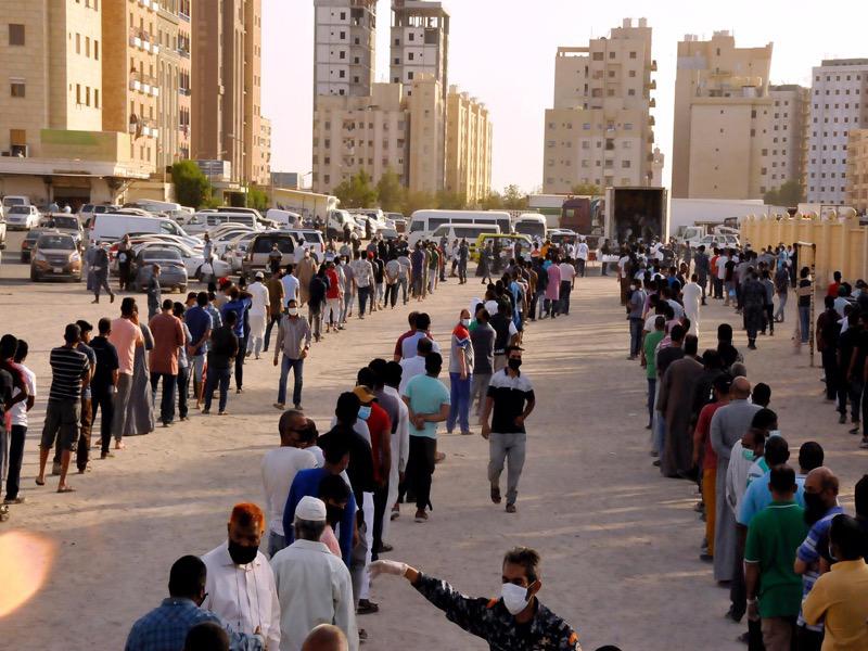 «الهلال الأحمر» توزع السلال الغذائية في الفروانية