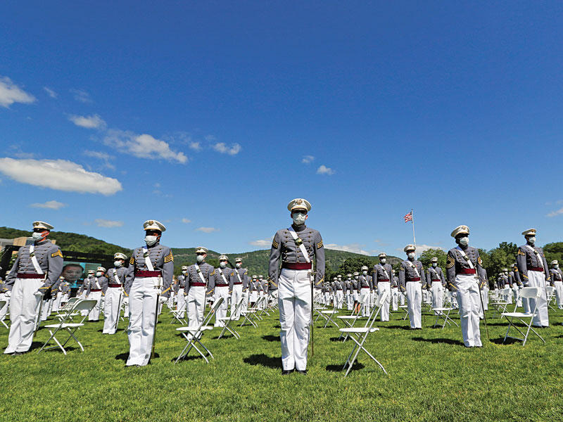 خريجو ويست بوينت ينتظرون وصول ترامب أمس (رويترز)