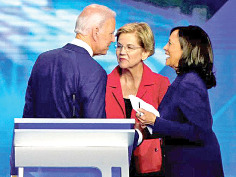 محادثات بايدن مع سيناتور ماساتشوستس إليزابيث وارن وسناتور ولاية كاليفورنيا كامالا هاريس بعد الجدل الديمقراطي الرئاسي الأمريكي في هيوستن في سبتمبر الماضي. 