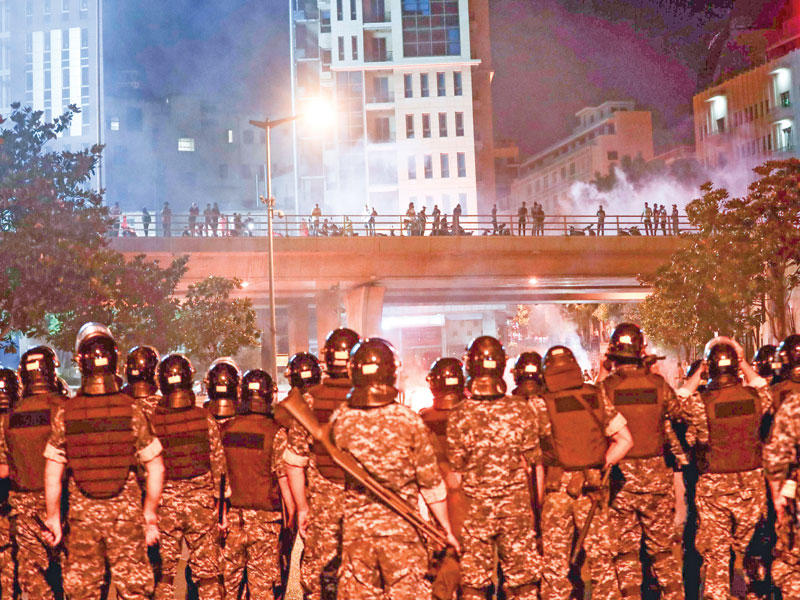 من المواجهات الليلية في وسط بيروت مساء أمس الأول (ا ف ب)