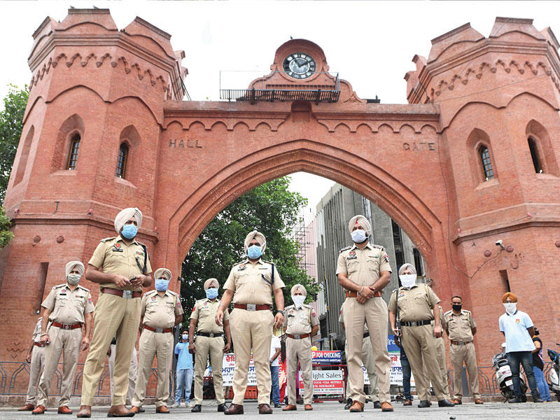 عناصر من الشرطة الهندية يراقبون تنفيذ حظر التجوّل في مدينة أمريستار أمس (ا ف ب)