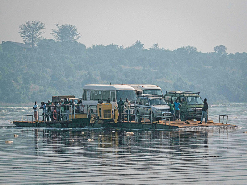 عبارة تنقل سيارات على نهر النيل قرب شلالات مورشيسون حيث أمرت الحكومة الأوغندية مؤخراً بالقيام بدراسة لبناء سد (أ ف ب)