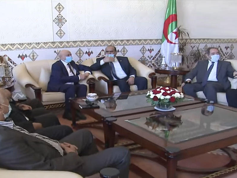 رئيس مجلس النواب الليبي عقيلة صالح مع رئيس المجلس الشعبي الجزائري سليمان شنين ووزير الخارجية صبري بوقادوم 