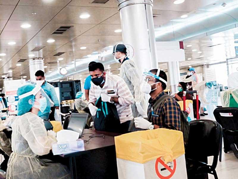 الممرضون الهنود خلال إجراء الفحوصات لهم 