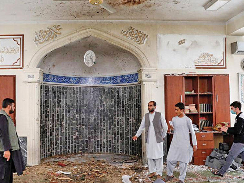 رجال يتفقدون موقع انفجار داخل مسجد في كابول ، أفغانستان ، 12 يونيو 2020.