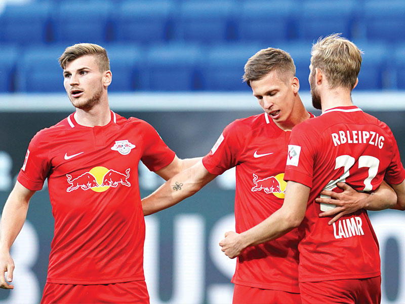 فرحة لاعبي لايبزيغ بعد إحراز الهدف الأول