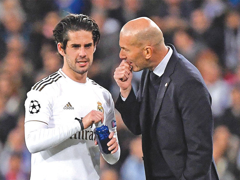 زيدان مدرب ريال مدريد وإيسكو نجم خط الوسط