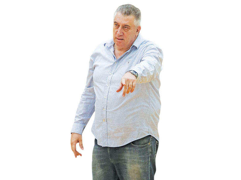 مدرب الفريق الأول لكرة السلة في نادي القادسية غوردانكو ديفيدباكوف