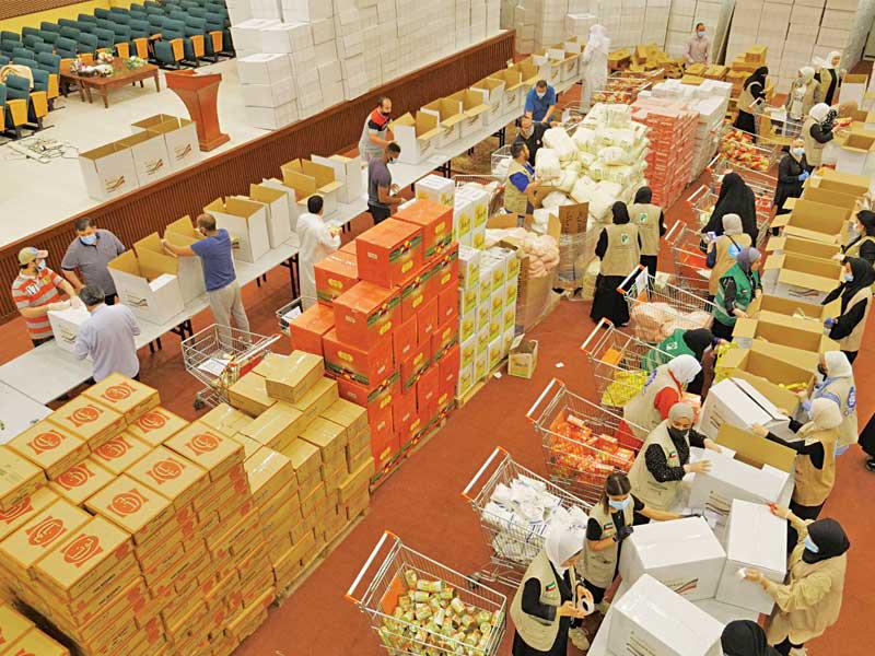 جانب من تعبئة السلال الغذائية بمقر الهيئة الخيرية الإسلامية العالمية