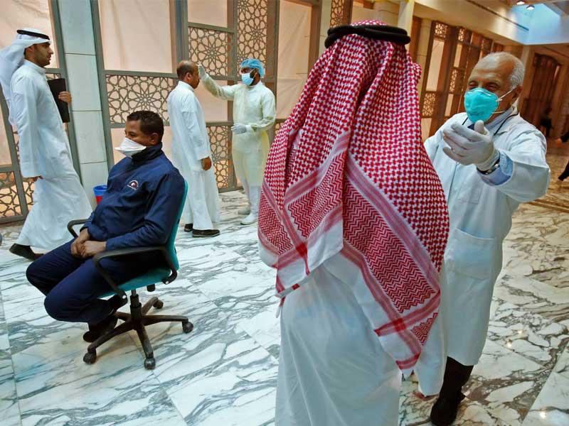 اخذ حرارة احد المواطنين كخطوة اولى للتاكد من سلامة اصابته بفيروس كورونا