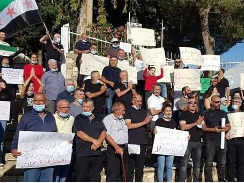 عشرات من أهالي مجدل شمس يتضامنون مع احتجاجات السويداء أمس الأول (المرصد السوري)