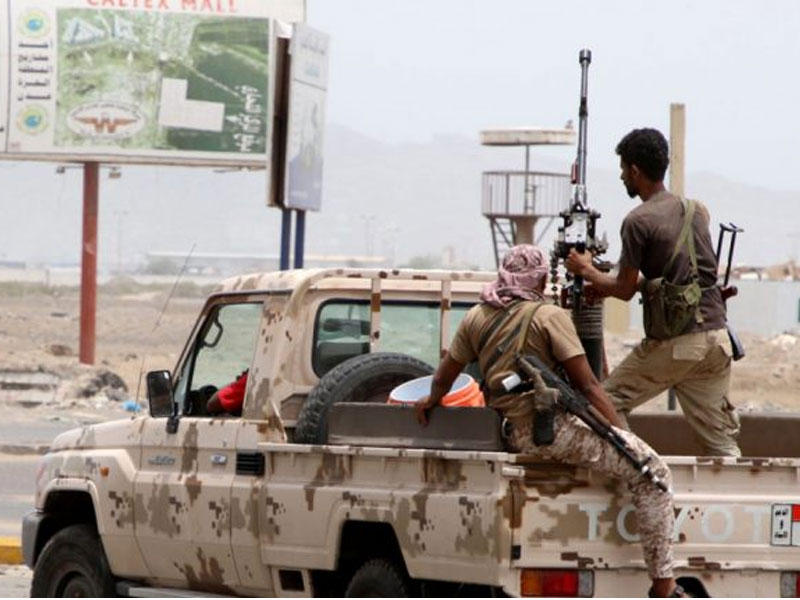 عناصر من القوات الانفصالية اليمنية الجنوبية المدعومة من الإمارات يقومون بدورية في طريق خلال اشتباكات مع القوات الحكومية في عدن