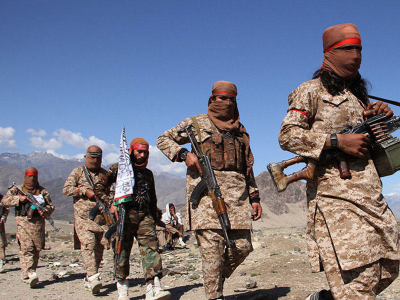 مقاتلو طالبان يحضرون تجمعا للاحتفال بالاتفاق بين الولايات المتحدة وطالبان في مارس 2020