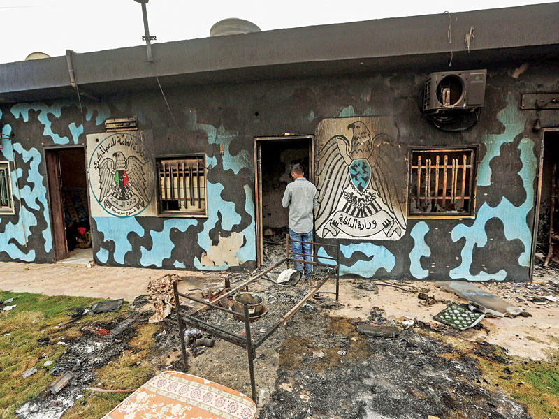 صورة تعود إلى الخميس الماضي تظهر مركز احتجاز تابع لقوات حفتر في ترهونة سيطرت عليه قوات «الوفاق»  (أ ف ب)