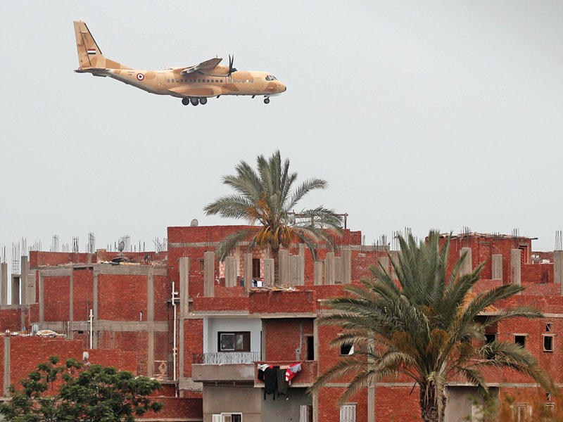 طائرة عسكرية تستعد للهبوط  في قاعدة أبوكبير العسكرية بمحافظة الشرقية (رويترز)