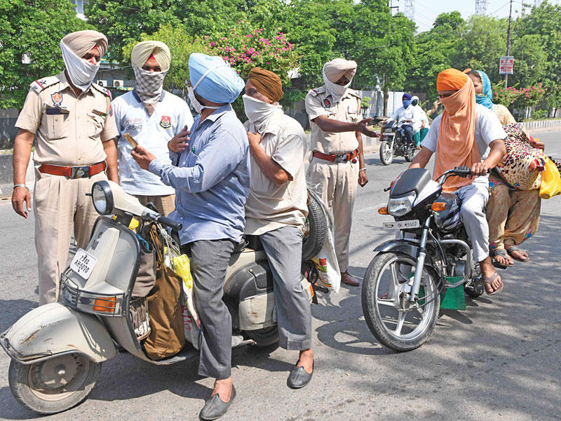 عناصر من الحكومة الهنديه تقوم بالأجراءات الاحترازية 