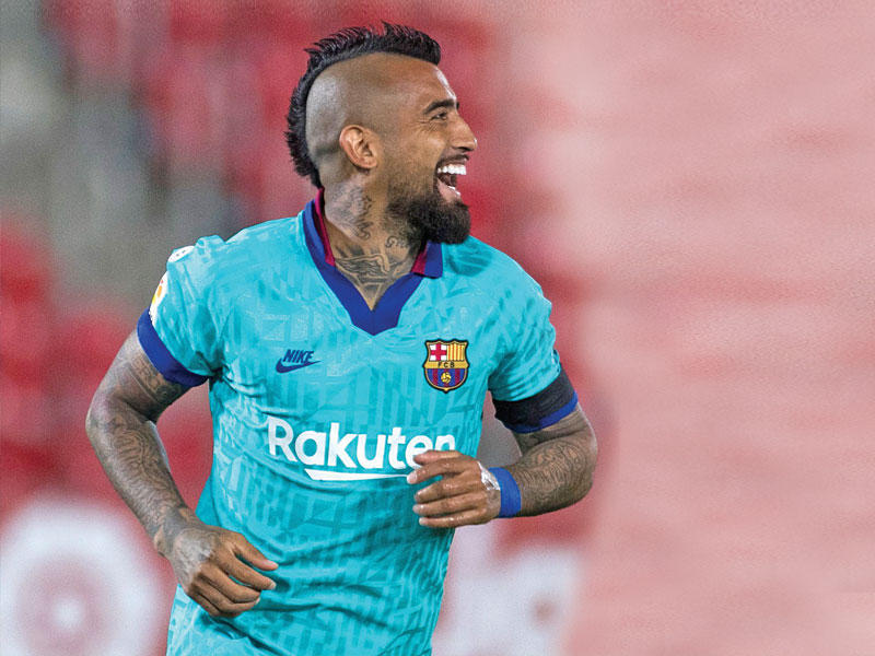 ارتورو فيدال لاعب وسط برشلونة 