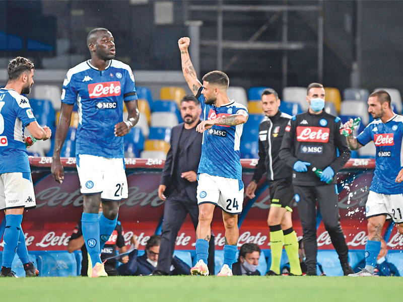 فرحة لاعبي نابولي بعد نهاية المباراة أمام إنتر