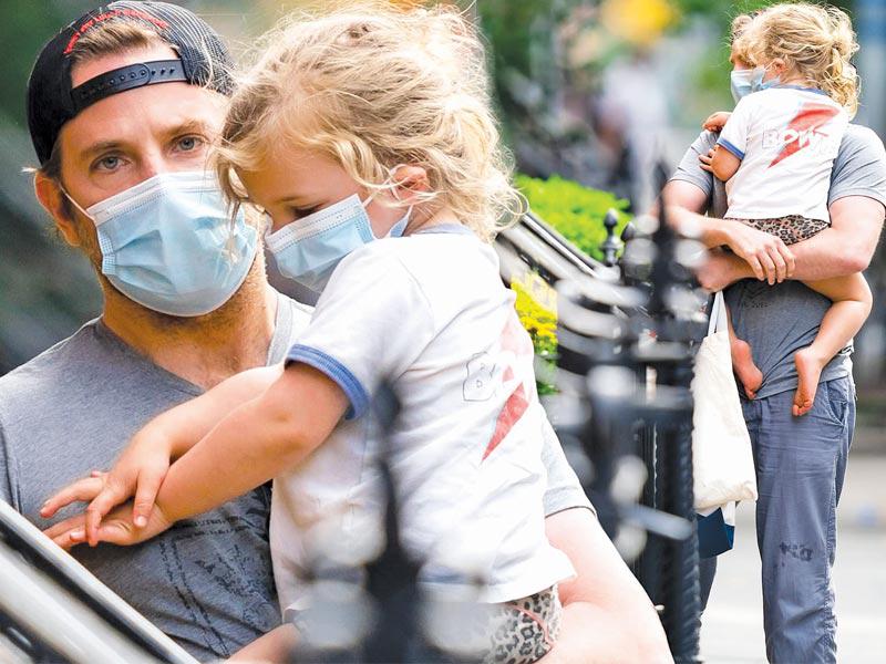 الممثل العالمي ​برادلي كوبر مع ابنته ليا 