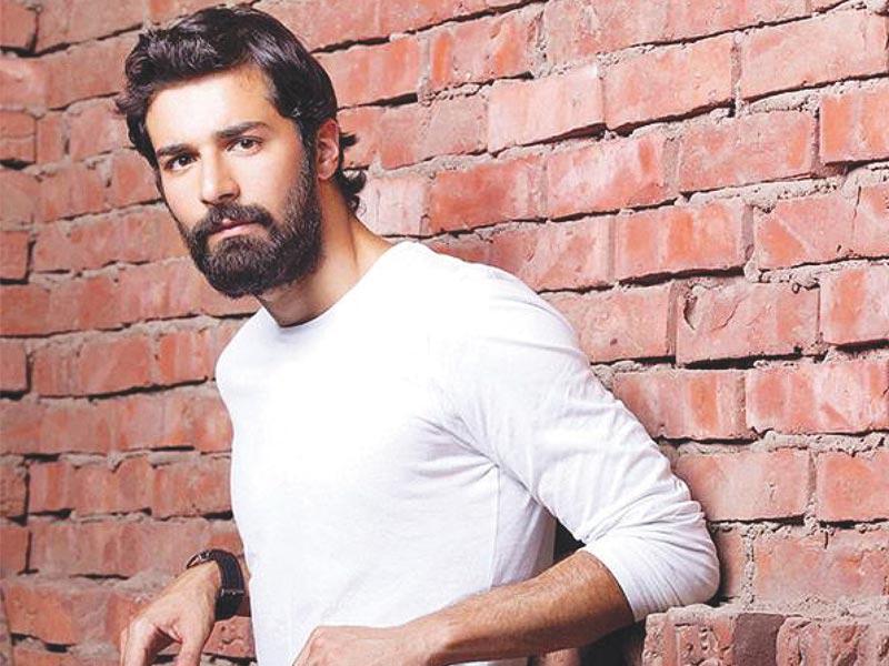 الفنان أحمد حاتم