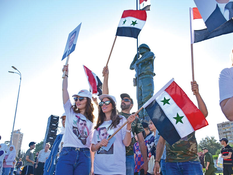 سوريون يتظاهرون دعماً للأسد ورفضاً لقانون قيصر بدمشق الخميس الماضي t(إي بي أيه)