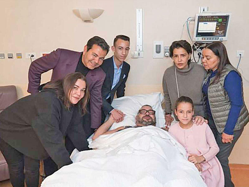 العاهل المغربي الملك محمد السادس عقب العملية الجراحية التي جرت بمصحة القصر الملكي بالرباط أمس